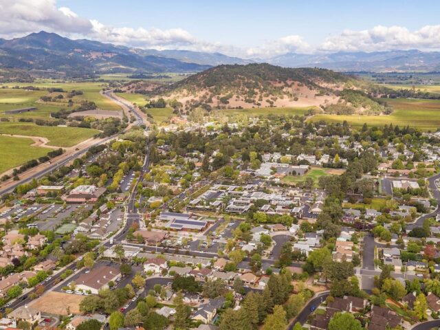 Yountville City wine tour — Napa Valley’s culinary capital with Michelin restaurants and walkable tasting rooms.